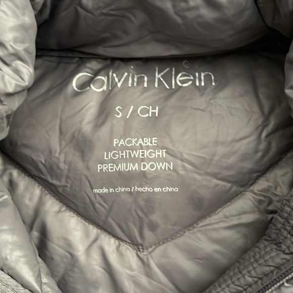 CALVIN KLEIN DOWN FEATHERED HOODED BUBBLE JACKET - Picture 4 of 6